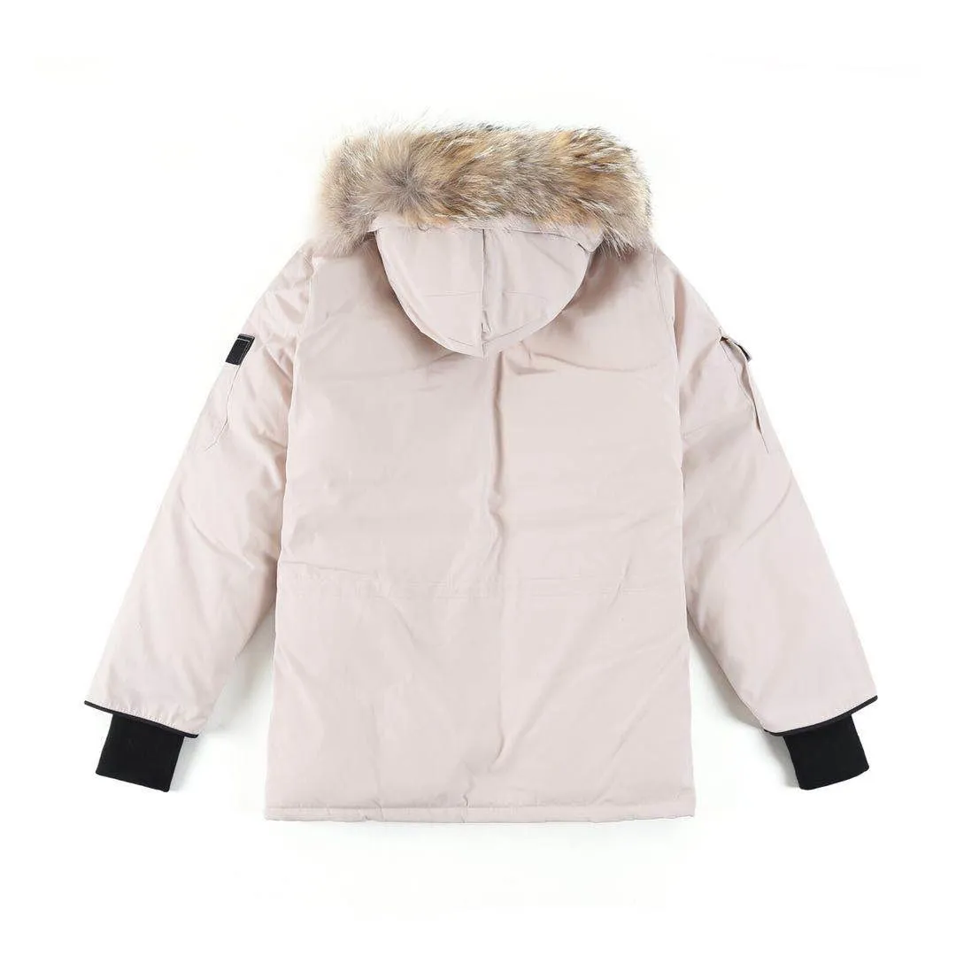 P780 with dust bag) Canada Goose Canada Goose #Expedition expedition parka classic down jacket ➖ Imported 21-count polyester-cotton blended original fabric [last year’s 16-count/18-count hard fabrics have been completely eliminated, this year all use 21-count genuine synchronized fabrics, the soft mid-band feels delicate and textured], genuine synchronized Feather-Light 10D waterproof coated fabric, made of 84.5% polyester fiber and 15.5% cotton, 100% the best feel in the entire network! ➖ The genuine official website is synchronized with the national standard 80 white duck down, you can check the official website customer service, there will never be a series of misleading claims such as 90 down or goose down! ➖ Using the best nylon lining with double double-layer sealing design, velvet-proof No. 7 needle + grid-filled down ready-made garments, there is 100% no so-called velvet running! ➖ The cuffs are designed with thickened seamless threads, and the collar and pockets are lined with top-quality polar fleece to keep you warm and comfortable! ➖ Yoshida YKK provides original custom-made electroplated sliders. YKK two-way lockable zippers are tight and smooth and will not peel off paint! ➖ 3M composite guarantees that the Velcro is the same as the original, durable, and all accessories and hardware are custom-made! ➖ Imported BEHRINGER embroidery machine to customize the 10,000-needle embroidery logo, 98% of which can be reproduced to restore the original logo. You can check and compare on the official website! ➖ The fur collars are all made of large pieces of Western Canadian blue wolf hide, ensuring that each fur collar is 13-15cm wide! 08 models for men and women SIZE: XS S M L XL XXL